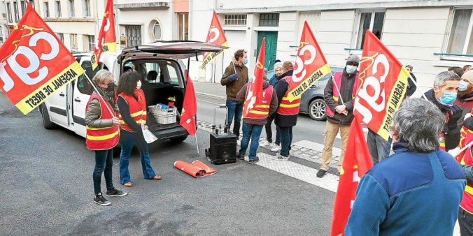 Une cinquantaine de manifestants de l’arsenal de Brest étaient réunis devant la sous-préfecture, ce jeudi matin.