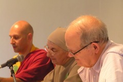 Lama Jigmé Thrinlé Gyatso, Soeur Samuel Noguet Debat et Dennis Gira au colloque chrétiens-bouddhistes de 2015, CTM et Drukpa Grenboble.