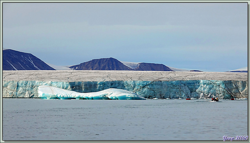 Glacier au front d'une incroyable couleur turquoise et iceberg non moins coloré - Bethune Inlet - Devon Island - Nunavut - Canada