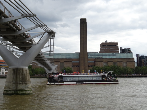 En traversant la Tamise à Londres (photos)