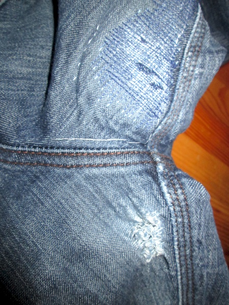 Réparation d'un jean percé à l'entrejambe - Le Salon de Couture