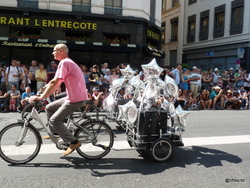 LYON : DEFILE DE LA BIENNALE DE LA DANSE