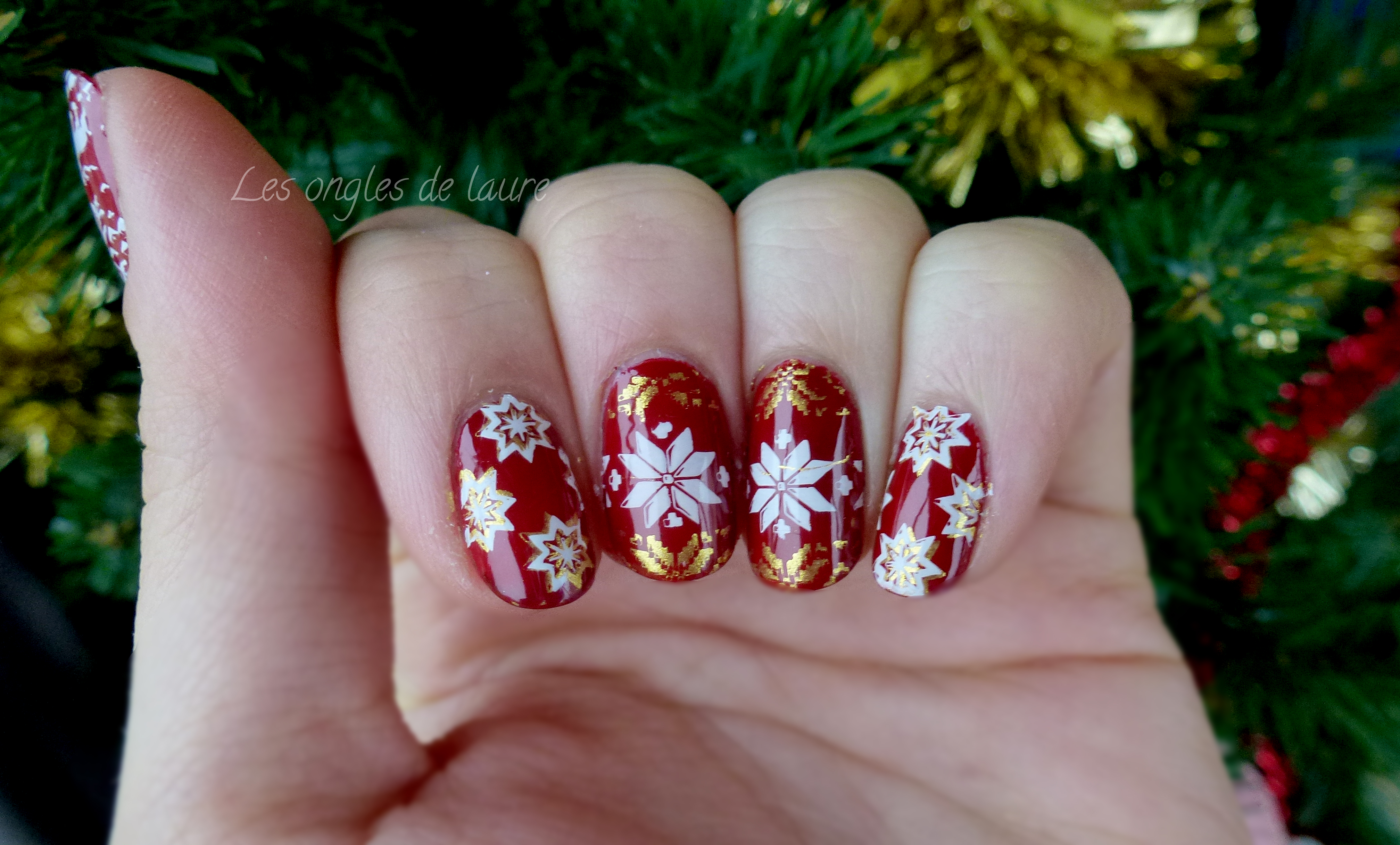 Manucure de Noël rouge, blanche et or + test d'un rouge à lèvres - Les  ongles de Laure - Blog Nail Art