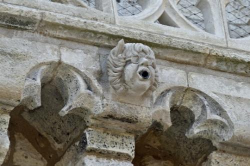 Cabu et Wolinski ont été immortalisés en gargouilles sur tour de la Lanterne, à La Rochelle.