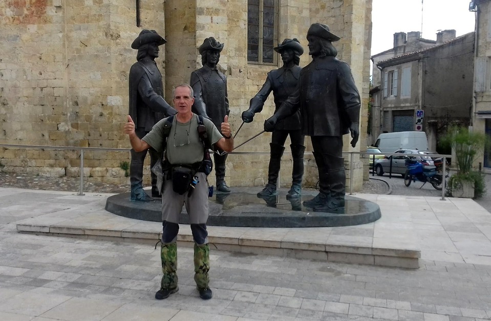  J33 - Condom - Devant la statue de D'Artagnan et des 3 mousquetaires