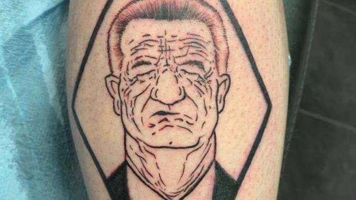 Finistère : un homme se fait tatouer le visage du député Jean Lassalle