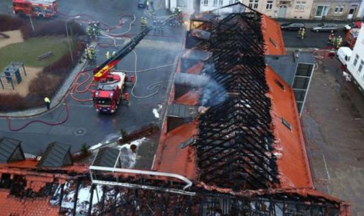 Vue aérienne du bâtiment enflammé à Bautzen