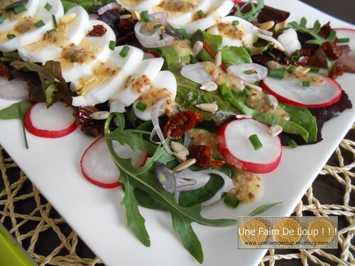 Salade printanière aux œufs durs, jeunes pousses et radis