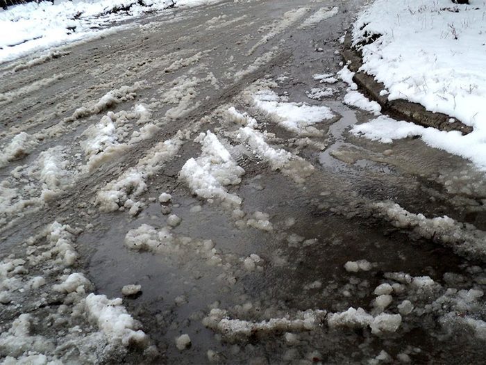 Quand on utilise l'expression «de la «sloche»» pour parler de la météo en hiver.