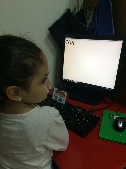 Los niños y niñas copiando sus nombres en la computadora