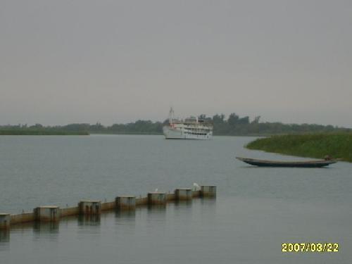 Mauritanie Bateau au barrage de Diama.