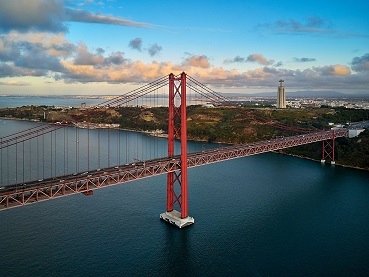 Ce pont me fait penser à celui de Lisbonne ... 