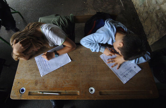 Des élèves de CM2 écrivent une dictée le 08 juin 2007 sous le préau de l'école primaire du Puits Picard, à Caen.