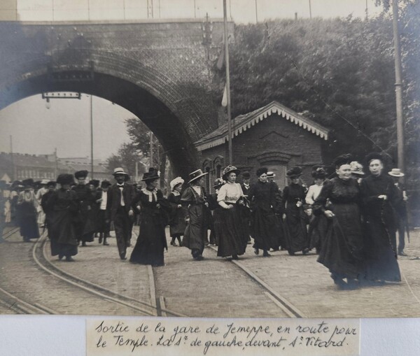Sortie de la gare de Jemeppe, avec Soeur Juliette Vittart (Archives du Temple de Retinne)