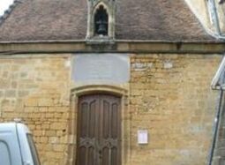 Un clic sur la chapelle pour voir l'inscription du dessus de la porte