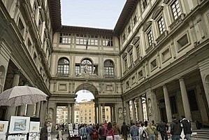 7738247-florence-italie--le-30-mars-touristes-dans-la-galer