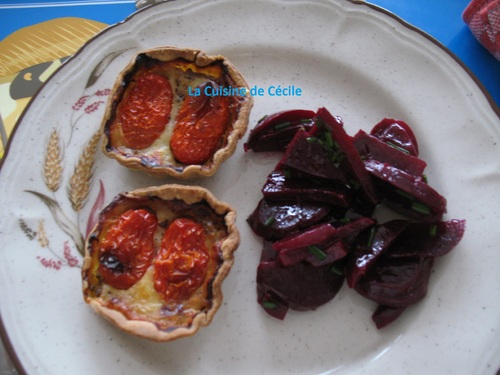 Tartelettes au caviar d'aubergines, tomates cerises et comté