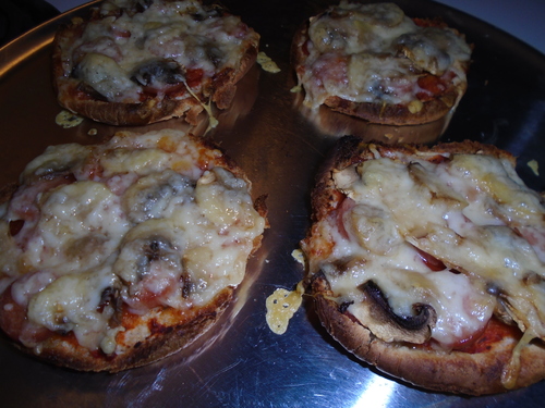 Petites pizzas sur pains à hamburger