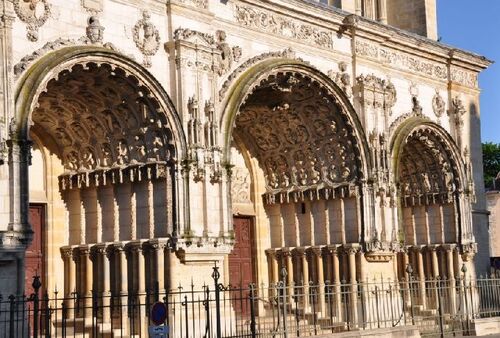 L'Eglise Saint Michel ...........qui après l'Eglise Notre dame et la Cathédrale St Benigne est une des plus belle