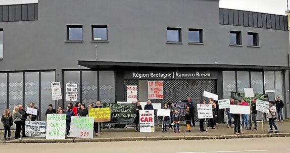 De nombreuses familles du Finistère se sont retrouvées à Quimper, samedi après-midi, devant les locaux de la Région, sur le pont Firmin, et les bureaux de BreizhGo, à la gare, pour réclamer des arrêts