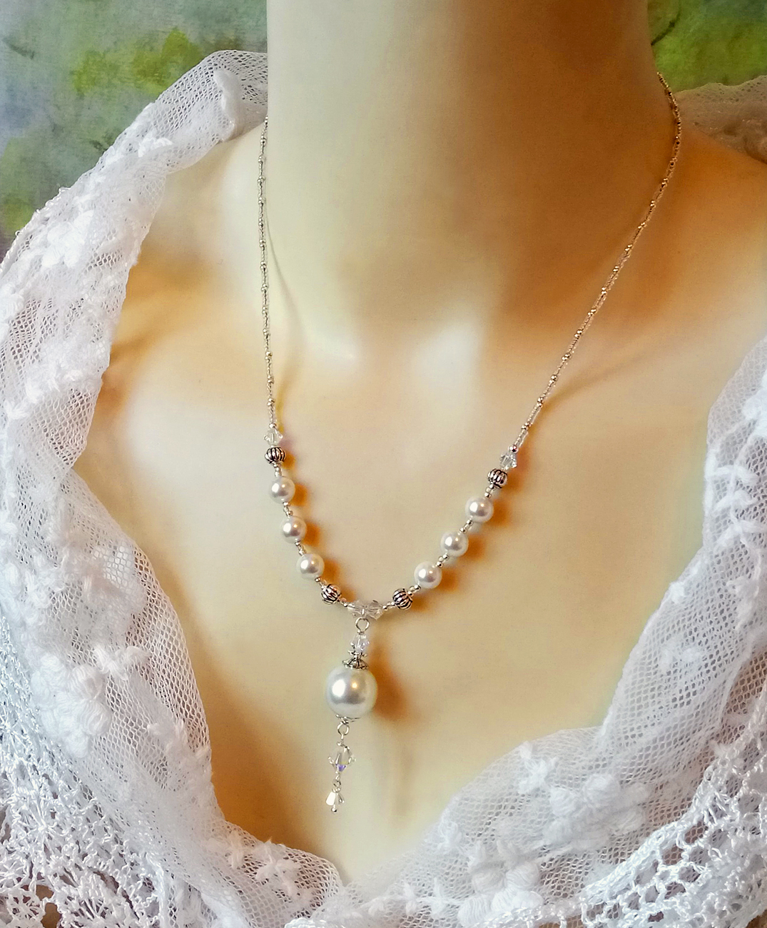 Collier pendentif Perles de Verre nacré blanc crème et Cristal de Swarovski  / Plaqué argent - Ann M. Creation Bijoux et objets textile