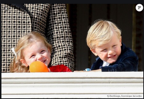 Les petits princes au balcon lors de la fète nationale ou fète du prince