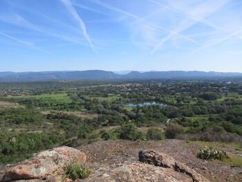 Vue sur la vallée de l'Argens et au loin la colle du Rouet