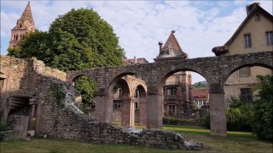 Ces ruines, comme des guetteurs ...