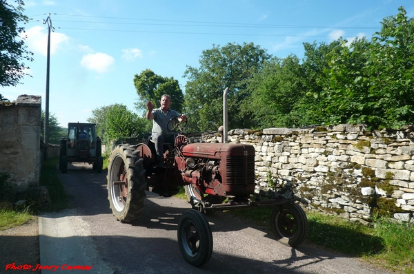 Un cortège de vieux tracteurs de collection a traversé le village d'Essarois...
