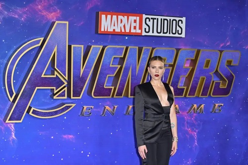 Scarlett Johansson sublime en noir avec un décolleté vertigineux à la première d'Avengers : Endgame