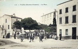 Peut être une image de 4 personnes et texte