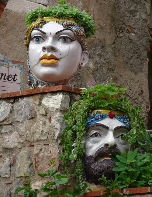 Mythes et légendes de Sicile : Arétuse et Alphée,/ les poteries anthropomorphes. Des amours contrariées.