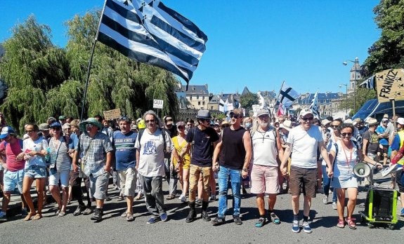 Les manifestants ont défilé le long des jardins des remparts à Vannes, en direction du port.