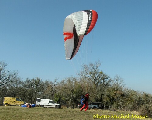 Parapentes au mont Lassois, en mars 2013