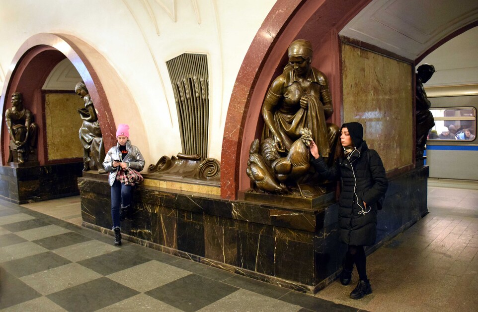 Moscou - Metro - Les statues de bronze de la station Place Revolioutsii