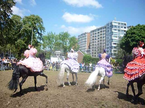 à vélo,à pied,à cheval