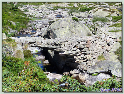 Le petit pont de pierres d'accès (côté Auzat) aux Étangs de Bassiès - Vicdessos - Auzat - 09