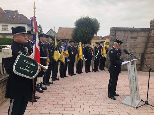 *  Obenheim -Transmission de fanion  entre Chasseurs Alpins