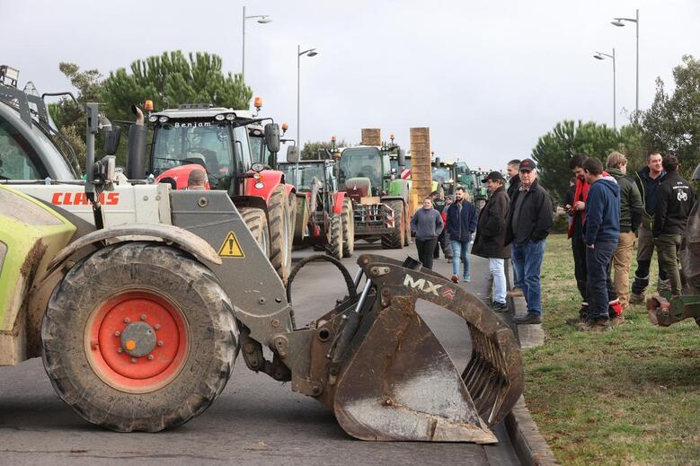 Dans l’après-midi, près de deux cents tracteurs ont convergé de tout le département vers l’opération escargot au départ de la MSA.