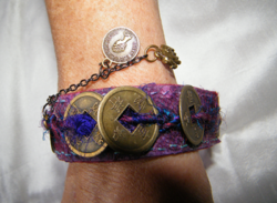 Bracelet violet en paper fabric et avec des pièces porte bonheur
