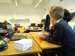 Wolu1200 : Manque d'informaticiens? Dans cette école bruxelloise, les enfants apprennent à programmer un robot dès la maternelle
