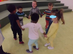 Danse pour les 2 classes de petits