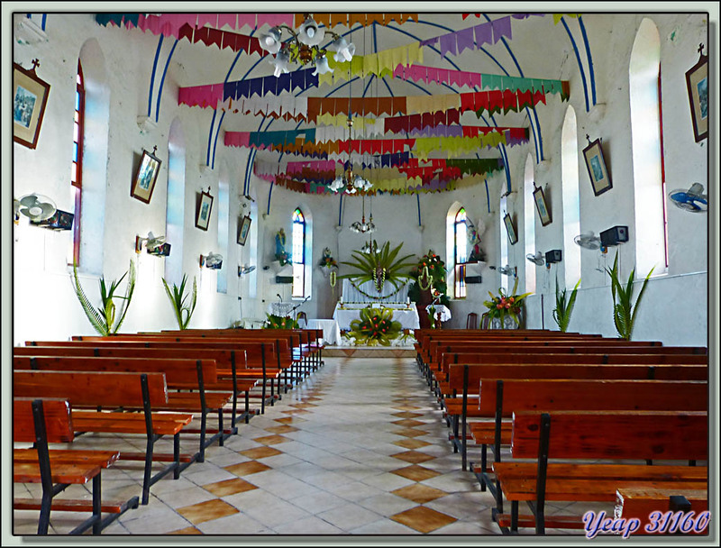 Une cérémonie religieuse se prépare à l'Eglise Saint-Michel - Avatoru - Rangiroa - Tuamotu - Polynésie française