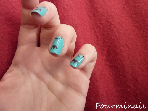 Nail art baroque turquoise et noir