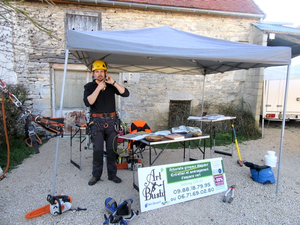 Anthony Colas, arboriste, grimpeur, élagueur à Origny sur Seine a montré tout son savoir-faire, lors de l'inauguration de la nouvelle fromagerie de Marronniers