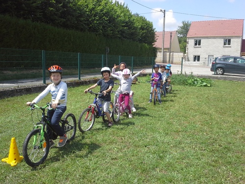 Activité vélo dans la cour de l'école 