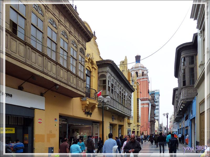 Balade le nez en l'air dans le Lima historique (Pérou) : Rue Jiron de la Union et ses superbes balcons