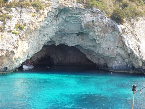 grotte et mer turquoise antipaxos
