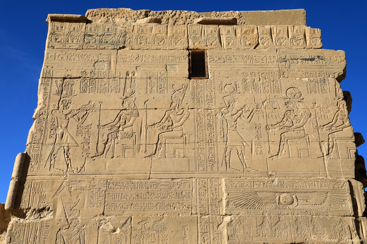 Mur extérieur du temple de la déesse Isis, île de Philae