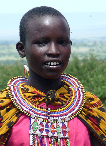 Femme Masaï regarde 2